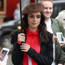 Camila Cabello luciendo una boina chic durante un paseo por la ciudad de Londres