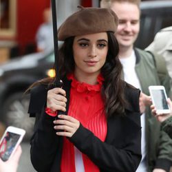 Camila Cabello luciendo una boina chic durante un paseo por la ciudad de Londres