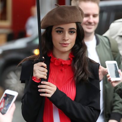 Camila Cabello luciendo una boina chic durante un paseo por la ciudad de Londres