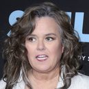 Rosie O'Donnell despelujada en la premiere de 'Smilf'