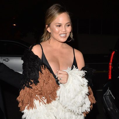 Chrissy Teigen paseando por Los Ángeles con un beauty look mal elegido