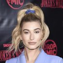 Hailey Baldwin con muchos brillos en la alfombra roja de Los Ángeles