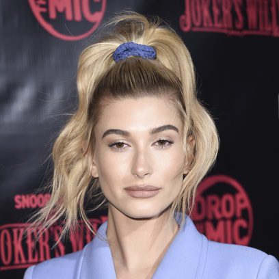 Hailey Baldwin con muchos brillos en la alfombra roja de Los Ángeles