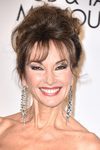 Susan Lucci con ojos rasgados en la Gala de la Fundación Elton John contra el Sida