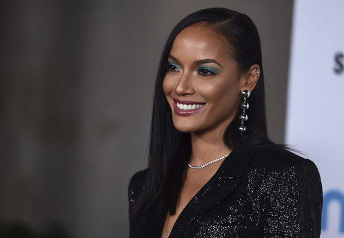 Selita Ebanks con eye-shadow turquesa en la Fiesta Solidaria de Goldie Hawn