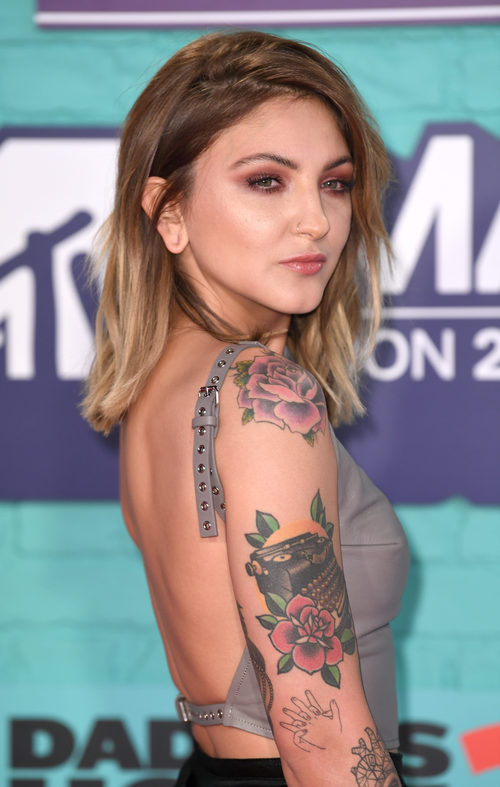 Julia Michaels con ojos ahumados en tonos rosados en los premios MTV Europe Music 2017 en Londres
