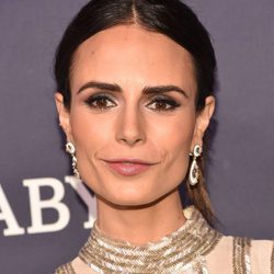 Jordana Brewster con un maquillaje glitter en los párpados
