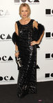 Rachel Zoe con moño estilo despeinado, eyeliner y labios rojos