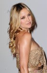 Kate Hudson con ondas al agua y maquillaje natural