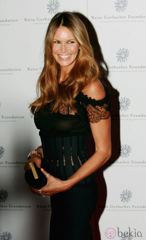 Elle Macpherson con melena suelta y maquillaje nude