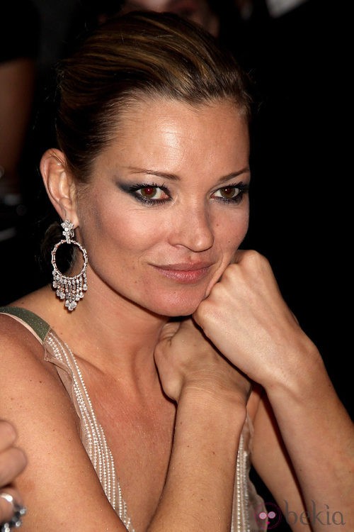 Kate Moss con pelo recogido y eyeliner negro