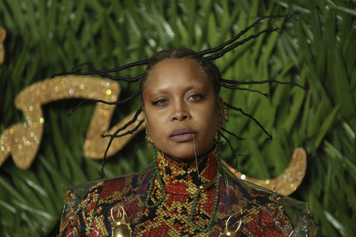 Erykah Badu con un look muy salvaje en los Premios British Fashion 2017