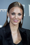 Helen Lindes con un beauty look muy elegante en Elle Christmas Party en Madrid