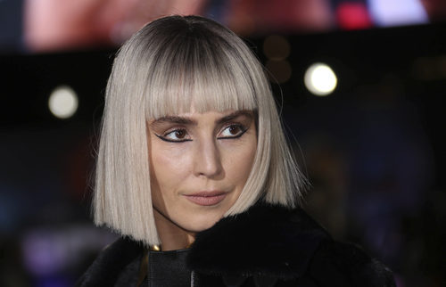 Noomi Rapace con un estilo Cleopatra en la premiere de la película 'Bright' en Londres
