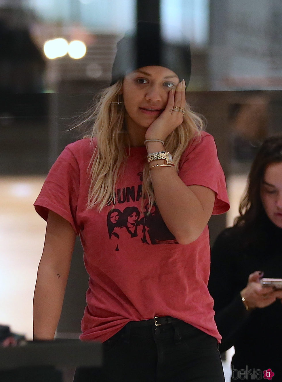 Rita Ora sin maquillaje y de compras en la tienda de Prada