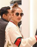 Jennifer Lopez con el labial desgastado en una tienda de Los Ángeles