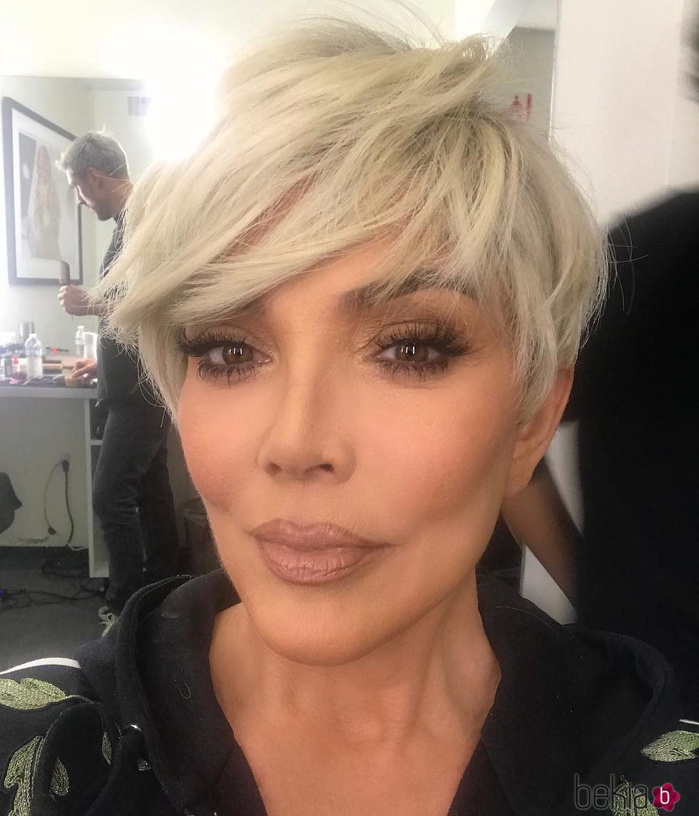 Kris Jenner luciendo corte pixie en rubio platino