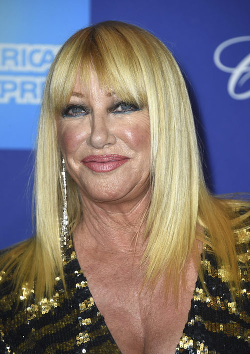 Suzanne Somers se pasa con el maquillaje para el Festival de Palm Springs