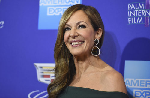 Allison Janney con ondas en el cabello para el Festival de Palm Springs