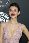 Victoria Justice con labios rojo cereza en la gala TAOE Heaven 2018