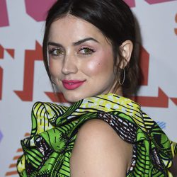 Ana de Armas con una sombra rosa