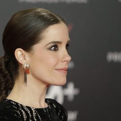 Nuria Gago con un recogido bajo enlazado en forma de trenza