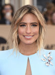 Renee Bargh con un maquillaje cuidado en una entrega de premios