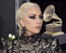 Lady Gaga con sombra de ojos brillante