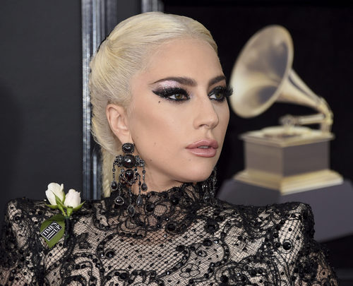 Lady Gaga con sombra de ojos brillante