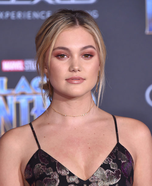 Olivia Holt con una sombra de ojos rosada