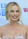 Margot Robbie con dos moños bajos