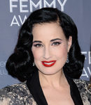 Dita Von Teese con un peinado retro recogido