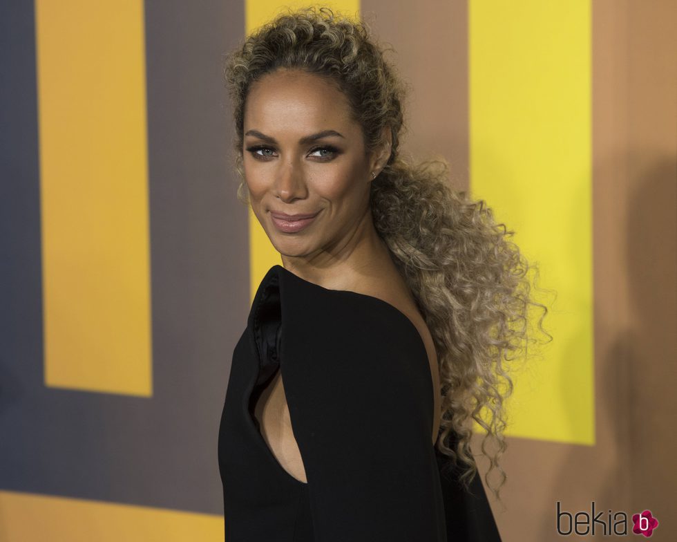 Leona Lewis con un un delineado negro en la premiere de 'Black Panther'