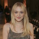 Dakota Fanning con la melena suelta en el desfile de Oscar de la Renta de la New York Fashion Week
