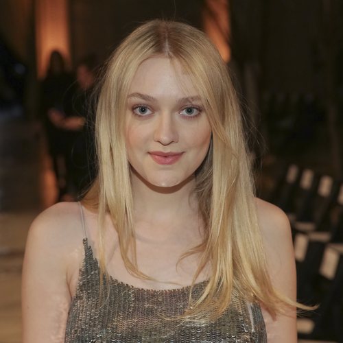 Dakota Fanning con la melena suelta en el desfile de Oscar de la Renta de la New York Fashion Week