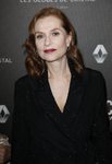 Isabelle Huppert con un labial rojo mate en los Premios Crystal Globes 2018
