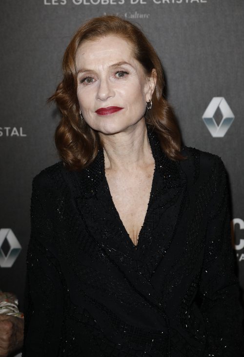Isabelle Huppert con un labial rojo mate en los Premios Crystal Globes 2018