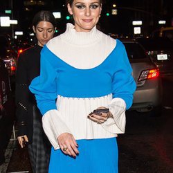 Olivia Palermo con una sombra de ojos azul en las calles de Nueva York