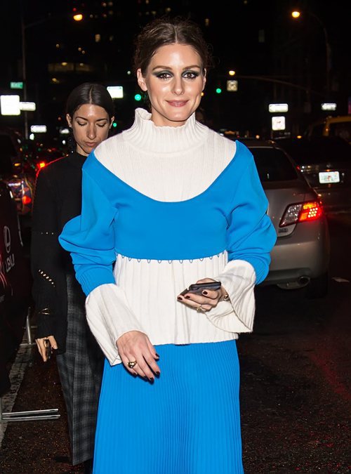 Olivia Palermo con una sombra de ojos azul en las calles de Nueva York