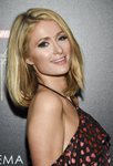 Paris Hilton con mega pestañas en un visionado especial de 'Black Panther'