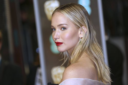 Jennifer Lawrence con un labial rojo mate en los Premios Bafta