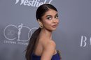 Sarah Hyland luce una coleta baja en los Premios del Sindicato de Diseñadores de Vestuarios