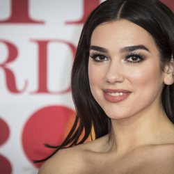 Dua Lipa con un delineado negro en los Brit Awards 2018