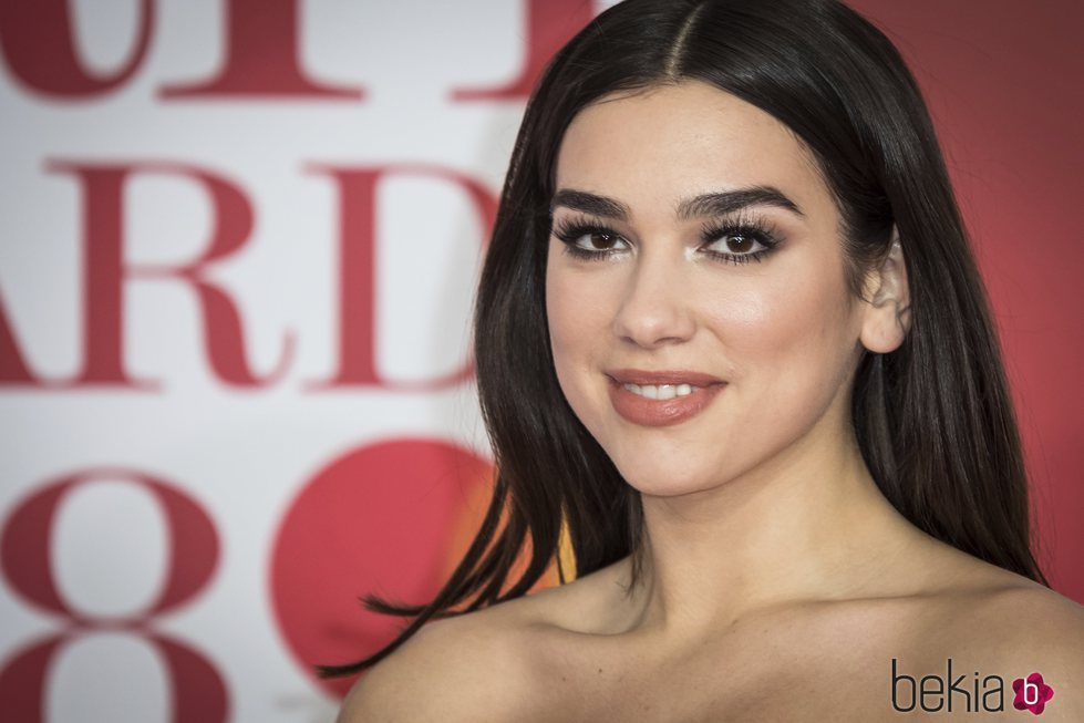 Dua Lipa con un delineado negro en los Brit Awards 2018