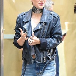 Natalie Portman con un peinado corto y oscuro en la grabación de su nueva película 2018