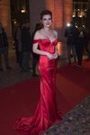 Bella Thorne con un maquillaje en tonos rosas y rojos en la premiere "Sol de medianoche" en Roma 2018