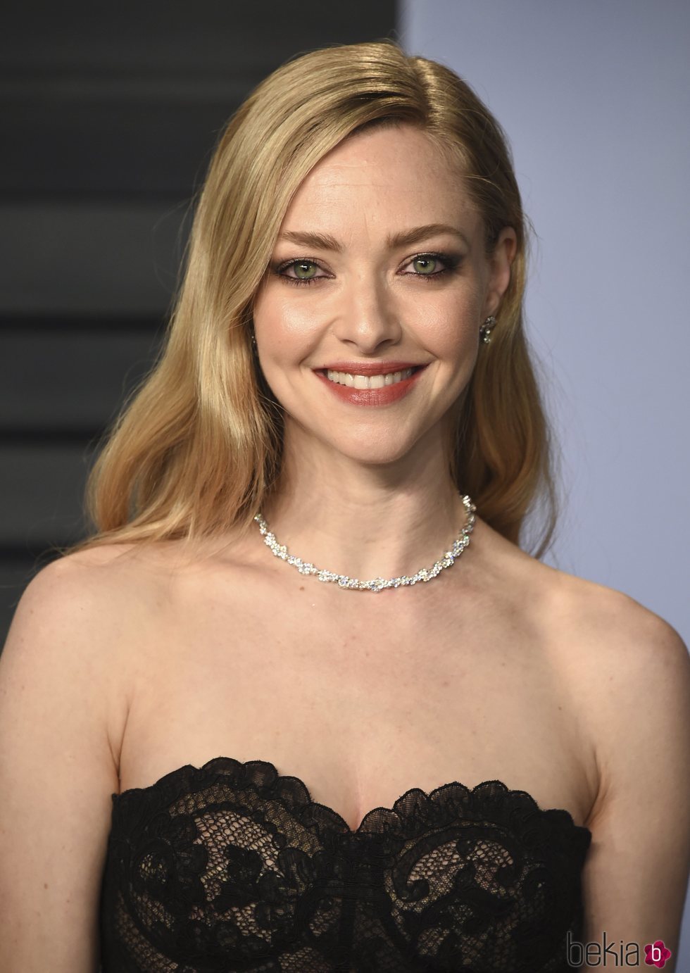 Amanda Seyfried con la melena suelta al estilo sesentero en la Fiesta de Vanity Fair tras los Oscar 2018
