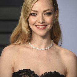 Amanda Seyfried con la melena suelta al estilo sesentero en la Fiesta de Vanity Fair tras los Oscar 2018