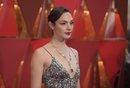 Gal Gadot con el pelo recogido y los labios rojos en los Oscar 2018