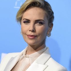 Charlize Theron con un recogido perfecto en la premiere de 'El Gringo'